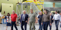 Анатолий Серышев ознакомился с процессом сборки пассажирского авиалайнера МС-21 на Иркутском авиационном заводе - Правительство Иркутской области