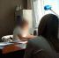 Задержанная за мошенничество женщина и полицейский. Скриншот видео пресс-службы ГУ МВД России по Иркутской области - Irk.Ru