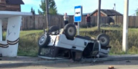 Автомобиль вылетел на тротуар и смял лавочку на Степана Разина в Иркутске - IrkutskMedia.Ru