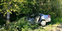 Автомобиль съехал в кювет и врезался в дерево под Стрежевым - Baikal24.Ru