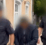 Задержанный с правоохранителями. Скриншот видео пресс-службы ГУ МВД России по Иркутской области - Irk.Ru