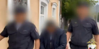 Задержанный с правоохранителями. Скриншот видео пресс-службы ГУ МВД России по Иркутской области - Irk.Ru