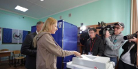 Игорь Кобзев с супругой проголосовали на выборах губернатора Иркутской области - Baikal24.Ru