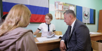 Игорь Кобзев с супругой на голосовании. Фото пресс-службы правительства региона - Irk.Ru