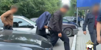 Правоохранители с фигурантом. Скриншот видео пресс-службы ГУ МВД России по Иркутской области - Irk.Ru