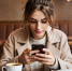 Девушка с телефоном. Изображение сгенерировано с помощью нейросети GigaChat - Irk.Ru