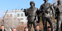 Бронзовый монумент «Дед, Отец, Сын» установили на иркутской площади Декабристов - ИА ИркСиб