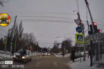 Внедорожник снёс фонарный столб на улице Аэрофлотская в Иркутске