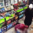 Подозреваемая в нападении на продавца в магазине. Скриншот видео пресс-службы ГУ МВД России по Иркутской области - Irk.Ru