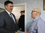 Мэр Иркутска лично поздравил 100-летнего ветерана Михаила Мельникова
