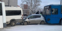 Легковушку зажало между автобусов в массовом ДТП в Иркутске - Baikal24.Ru