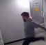 В Иркутске мужчина повредил батарею в подъезде жилого дома (Видео0 - Weacom.Ru