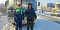 В Тайшете полицейские помогли замерзающему водителю автобуса - Weacom.Ru