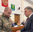 Передача награды. Фото из телеграм-канала Сергея Петрова - Irk.Ru