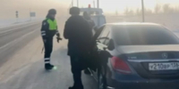 Сотрудники полиции помогли семье, замерзавшей в машине. Скриншот видео пресс-службы Госавтоинспекции Иркутской области - Irk.Ru