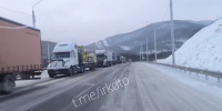 Скопление фур на трассе. Скриншот видео из телеграм-канала «ДТП 38RUS» - Irk.Ru