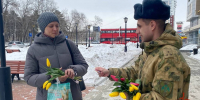 В Ангарске росгвардейцы поздравили жительниц города с Международным женским днем - Росгвардия