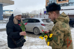 В Ангарске росгвардейцы поздравили жительниц города с Международным женским днем
