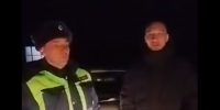 Полицейские спасли семью с грудничком, застрявшую на трассе «Сибирь» в мороз (Видео) - Weacom.Ru