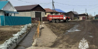 В Иркутском округе и Усольском районе продолжаются работы по откачиванию и отведению талых вод с придомовых территорий - GazetaHot.Ru