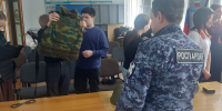 К 10-летию Росгвардии сотрудники вневедомственной охраны из Иркутской области познакомили школьников со службой в ведомстве - Росгвардия