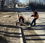 В Иркутске продолжается уборка дорог, тротуаров и остановок