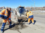 В Иркутске продолжается уборка дорог, тротуаров и остановок
