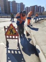В Иркутске продолжается уборка дорог, тротуаров и остановок