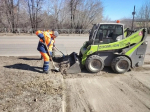 В Иркутске продолжается уборка дорог, тротуаров и остановок