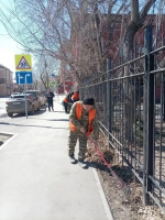 В Иркутске продолжается уборка дорог, тротуаров и остановок