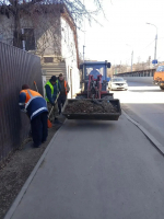 В Иркутске продолжается уборка дорог, тротуаров и остановок