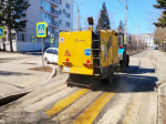 В Иркутске продолжается уборка дорог, тротуаров и остановок