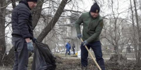 Губернатор Омской области работал на субботнике около СКК имени Виктора Блинова - Baikal24.Ru