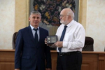 Семейная пара уток устроила променад в парке детской больницы в Иркутске