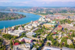 Семейная пара уток устроила променад в парке детской больницы в Иркутске