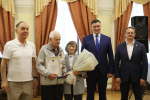 Мэр Иркутска торжественно вручил супружеским парам награды "За любовь и верность"