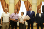 Мэр Иркутска торжественно вручил супружеским парам награды "За любовь и верность"