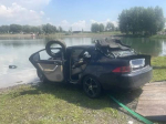 В Красноярском крае машина с девушкой внутри скатилась в озеро и утонула