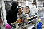 Разбойное нападение. Скриншот видео пресс-службы ГУ МВД по региону