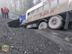 На федеральной трассе в Якутии КамАЗ провалился в огромную яму - водитель погиб