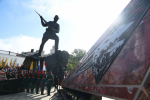 На берегу реки Амур в Хабаровске появился 15-метровый бронзовый памятник советскому солдату