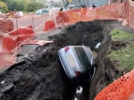 В Иркутске легковой автомобиль провалился в двухметровый котлован на улице Советской