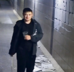 Камеры в городе видят все. Они зафиксировали, как в подземном переходе на Синюшиной Горе мужчина отрывал плитку