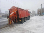 Дороги в Иркутске обрабатывают противогололедными материалами