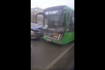 Две машины столкнулись на перекрестке возле ТЦ "БУМ" в Иркутске